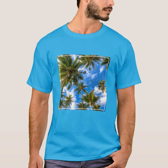 Camiseta Praias Tropicais | Palmeiras sobre o céu azul (Frente)