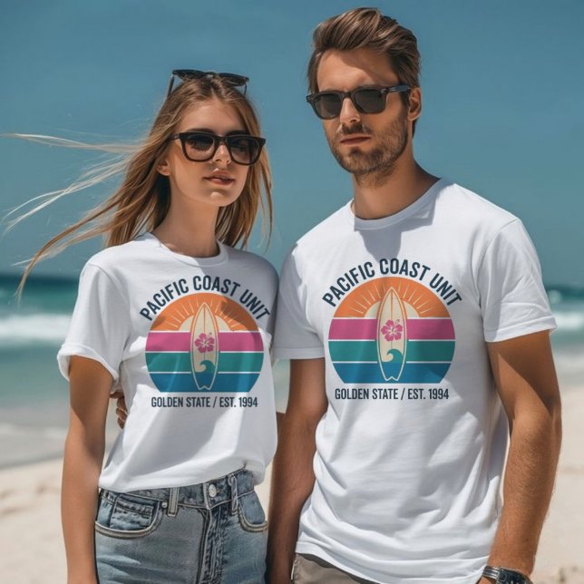 Camiseta Prancha de Surf Retro Costa Pacífica (Vintage Pacific Coast Unit Surfboard Graphic - Retro 90s Summer Vibes)