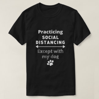 Camiseta Praticando Distância Social... Exceto com meu Cão