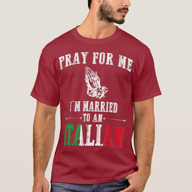 Camiseta Pray For Me Im Married To An Italian  Funny Gift (Frente)