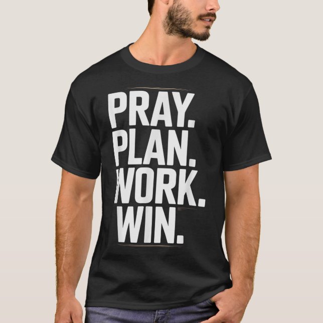 Camiseta Pray Plan Work Win- Faith Hustle Christian Motivat (Frente)