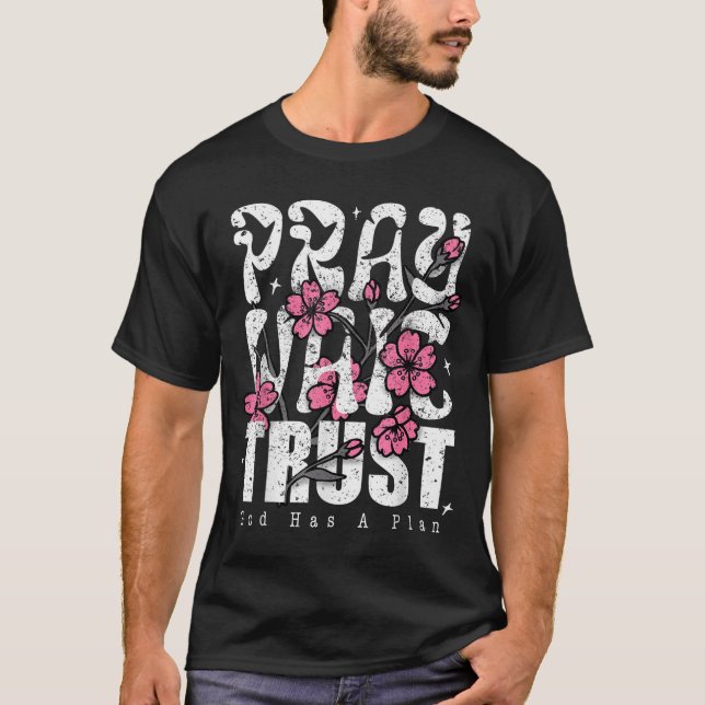 Camiseta Pray Wait Trust God Has A Plan Christian Faith  (Frente)