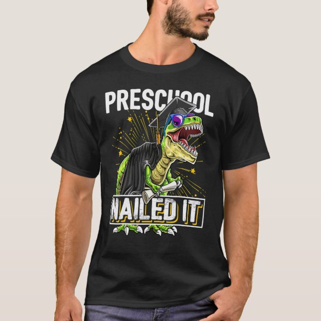 Camiseta Pré-Escolas Encerradas Boné de formatura Rex Dinos (Frente)
