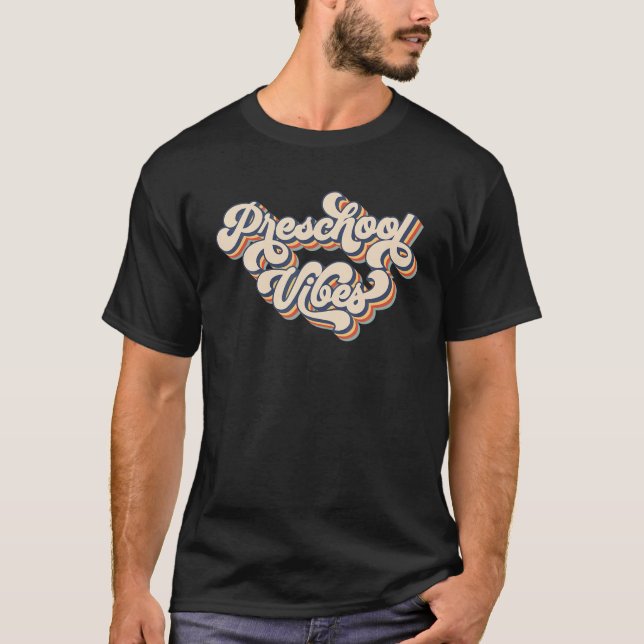 Camiseta Pré-Escolas Vibes Equipe Pré-K Primeiro Dia Da Esc (Frente)