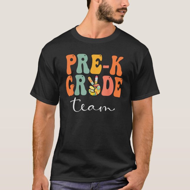 Camiseta Pre K Team Retro Groovy Women Happy First Day Of S (Frente)