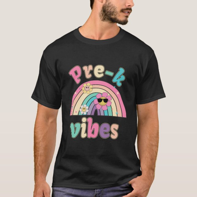 Camiseta Pré-K Vibes Arco-Íris De Volta À Equipe Pré-K Da E (Frente)