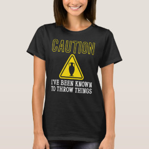 Camiseta Precaução Conhecida Para Jogar Coisas Cerâmicas