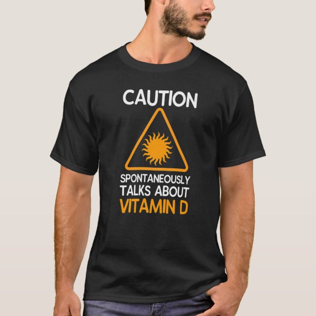 Camiseta Precaução Espontaneamente Fala Sobre Vitamina D (Frente)