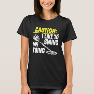 Camiseta Precaução Eu Gosto De Balançar Minha Coisa De Meta