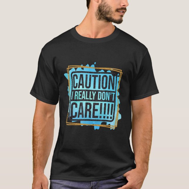 Camiseta Precaução Eu Realmente Não Me Preocupo Com O Tema  (Frente)