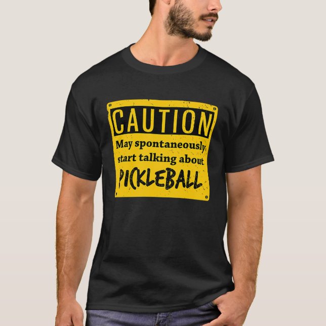Camiseta Precaução Pode Falar Espontaneamente Sobre O Pickl (Frente)