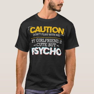 Camiseta Precaução Tomada Pelo Casal Engraçado Psycho Namor