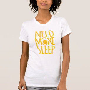 Camiseta Precisa de mais t-shirt de slogan amarelo-boi