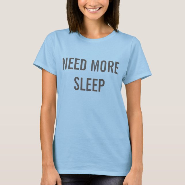 Camiseta Precisa De Mais T-Shirt Engraçado (Frente)