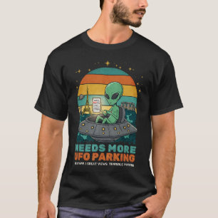 Camiseta Precisa de mais UFO Parking - Engraçada Alienígena
