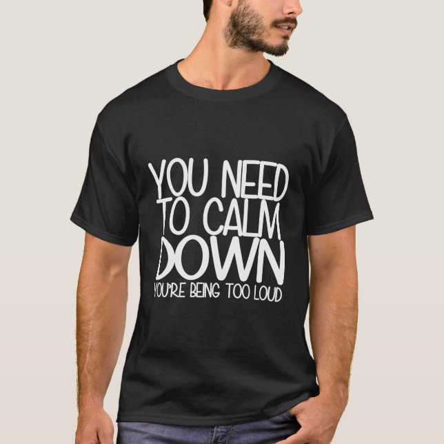 Camiseta Precisa Se Acalmar. (Frente)