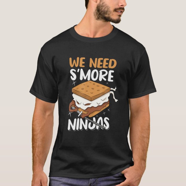 Camiseta Precisamos de Ninja Toddler Boy acampando Campfire (Frente)