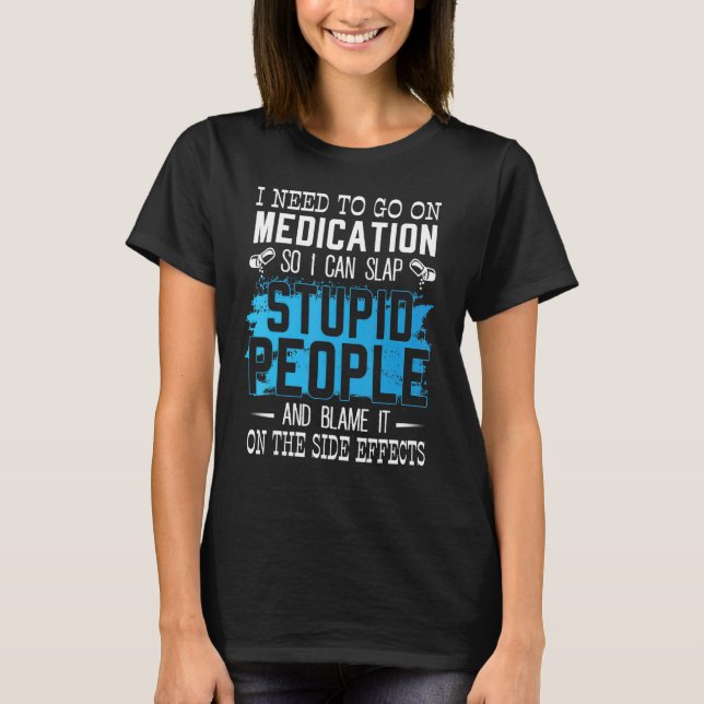 Camiseta Preciso Continuar A Medicação Para Que Eu Possa Da (Frente)