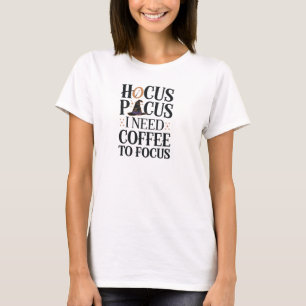 Camiseta Preciso De Café Para Focar O Dia de as Bruxas engr