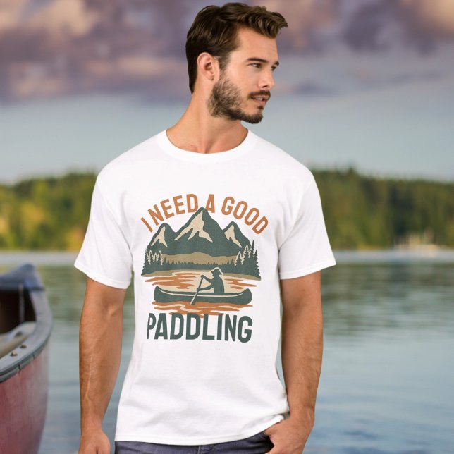 Camiseta Preciso de um bom humor de Kayaking (I need a good paddling Kayaking Humor T-Shirt by Ricaso. Funny pun adventure shirt)