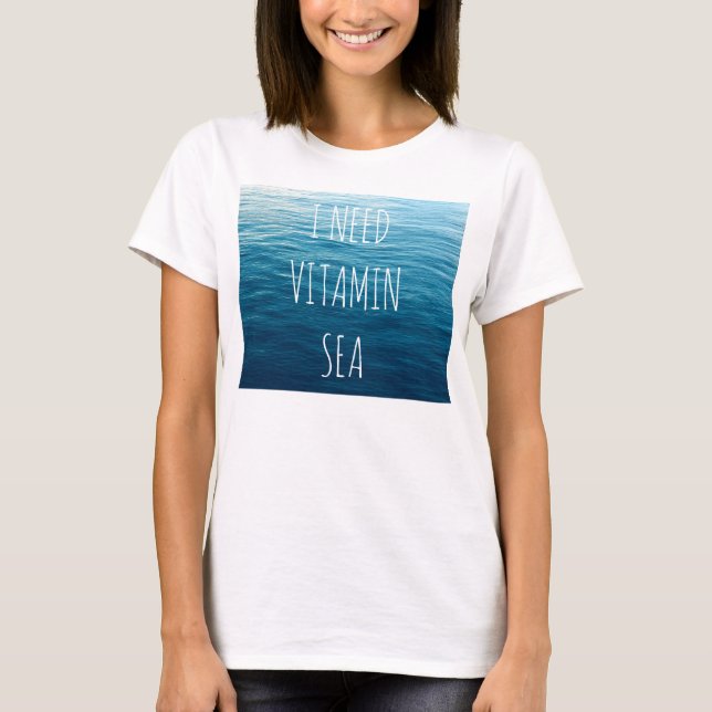 Camiseta PRECISO DE VITAMIN SEA - T-shirt com fundo marinho (Frente)