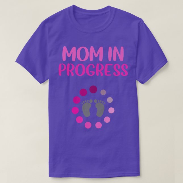 Camiseta Pregnancy Announcement Mom In Progress First Baby  (Frente do Design)