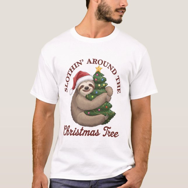 Camiseta Preguiça em Torno da Árvore de Natal (Frente)