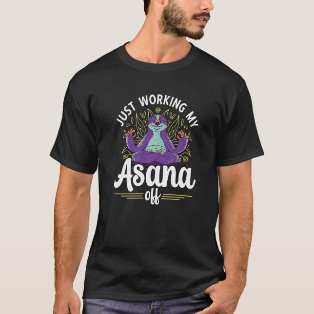 Camiseta Preguiça Trabalhando Minha Asana Aqui Ashtanga Yog (Frente)