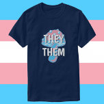 Camiseta Prêmios Personalizáveis de Salão de Sinalizador Tr<br><div class="desc">Mostre seus pronomes com este cogumelo vintage bonitinho nas cores da bandeira do orgulho transgênero. Os pronomes são totalmente personalizáveis, então coloque o que melhor lhe convém! Você também pode apagar o texto e desfrutar deste fungo como uma sutil bandeira trans. *Eu percebo que a ironia deste produto tem que...</div>