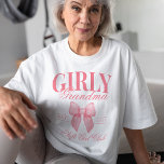Camiseta Preppy Coquette Mama Personalizou Avó Menina<br><div class="desc">A nossa Coqueta de Papoila Mama Personalizou a Camiseta da Avó Girly, projetada com a estética da camisa de coquete da era da menina macia e uma fascinante estética de menina rosa-arco. Esta camisa é a escolha perfeita para as vovós na moda ou para aqueles que procuram celebrar o estatuto...</div>