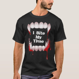Camiseta Presas de Drácula com texto Eu mordo meu tempo pre