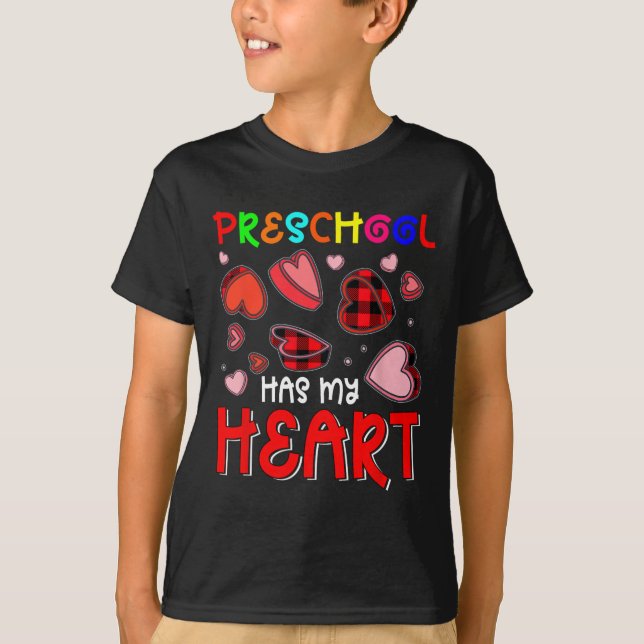 Camiseta Preschool Has My Heart Valentine's Hearts Teacher  (Frente)