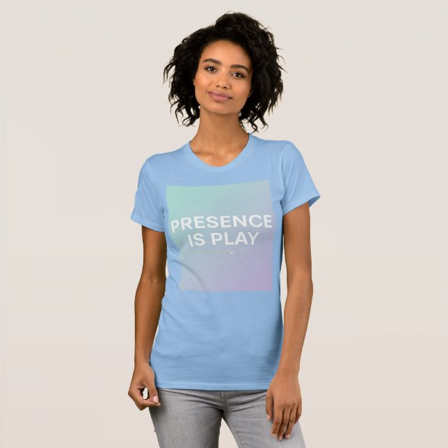 Camiseta Presença É Brincar Citação Espiritual Azul Minimal (Frente Completa)