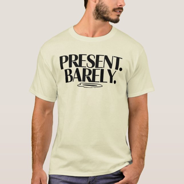 Camiseta Present Barely T-Shirt | Dry Humor Two-Line  (Frente)