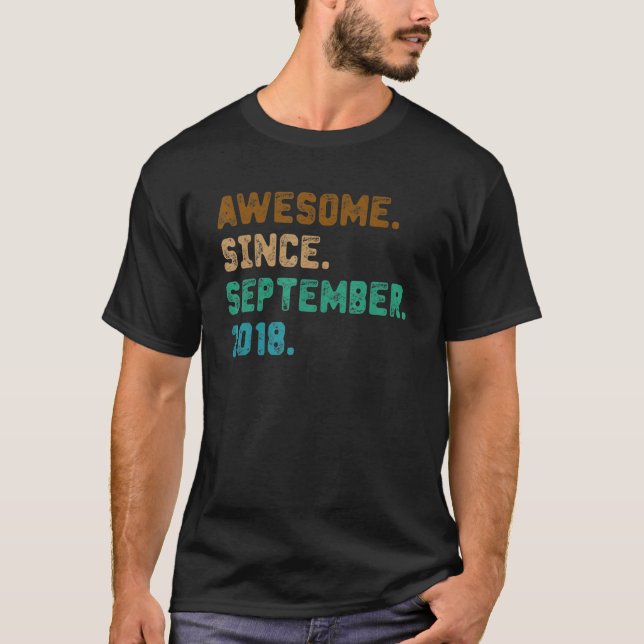 Camiseta Presente de 4 anos é incrível desde setembro de 20 (Frente)