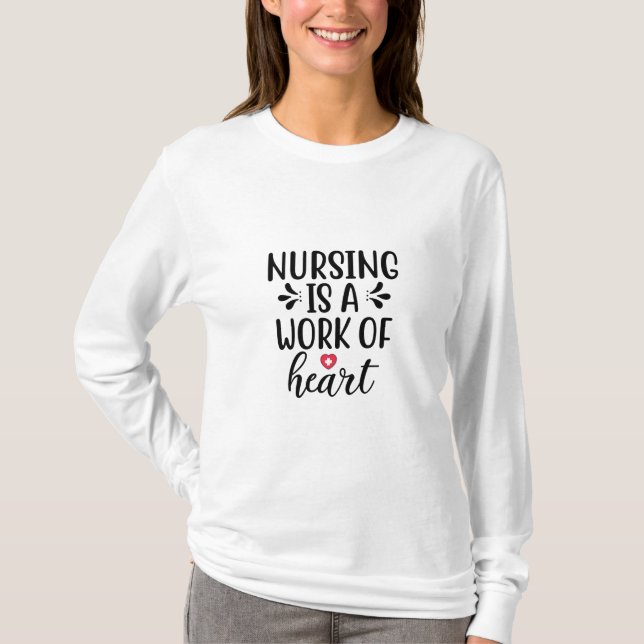 Camiseta Presente de Enfermeira Enfermagem é um Trabalho de (Frente)