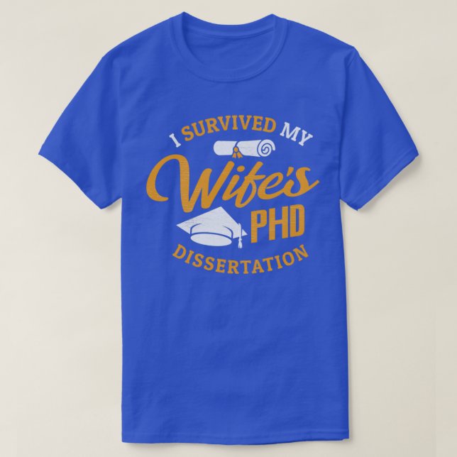 Camiseta Presente de Esposa PHD I Sobreviveu à Minha Disser (Frente do Design)