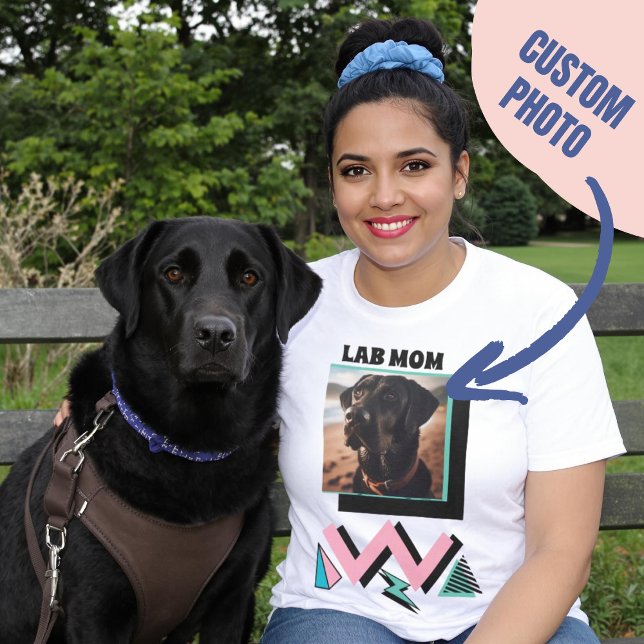Camiseta Presente de foto personalizada de cachorro da mãe  (Lab Mom Custom Dog Photo Gift for Labrador Owner T-Shirt)