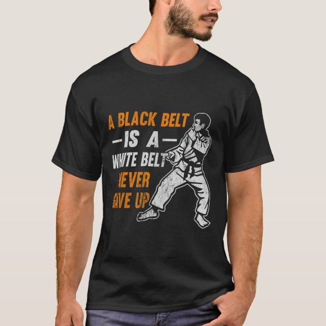 Camiseta Presente de Karate Uma Faixa Preta É Uma Faixa Bra (Frente)