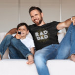 Camiseta Presente de Rad Pai para a Tipografia Branca<br><div class="desc">Este presente é de uma criança a um pai radical para Dia de os pais. A design apresenta tipografia branca com raios solares amarelos.</div>