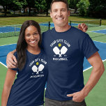 Camiseta Presente de Selecionador Personalizado do Jogador<br><div class="desc">Fique no campo de picleball nesta incrível t-shirt com pílulas cruzadas, uma bola e o seu texto personalizado. Altere facilmente o texto para incluir o nome do seu clube de seleção, o nome do jogador, o nome da equipe, a cidade/localização ou qualquer texto da sua escolha. Altere também as cores...</div>