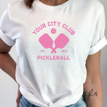 Camiseta Presente de Selecionador Personalizado do Jogador<br><div class="desc">Fique no campo de picleball nesta t-shirt super legal, com pás de picleball cruzadas, uma bola e o seu texto personalizado. Altere facilmente o texto para incluir o nome do seu clube de seleção, o nome do grupo, a cidade/localização ou qualquer texto escolhido. Altere também as cores da fonte e...</div>