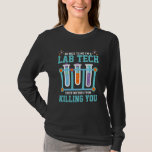 Camiseta Presente engraçado do técnico de laboratório da<br><div class="desc">Conheça um técnico de laboratório ou um tecnólogo médico que PRECISE este T? Esta é a camisa perfeita do humor do laboratório a vestir-se com esfrega e luvas para a semana do laboratório do hospital!</div>