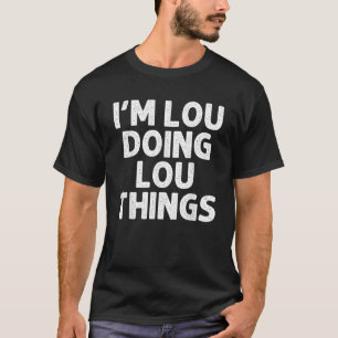 Camiseta Presente LOU Fazendo Coisas de Nome Engraçado Piad