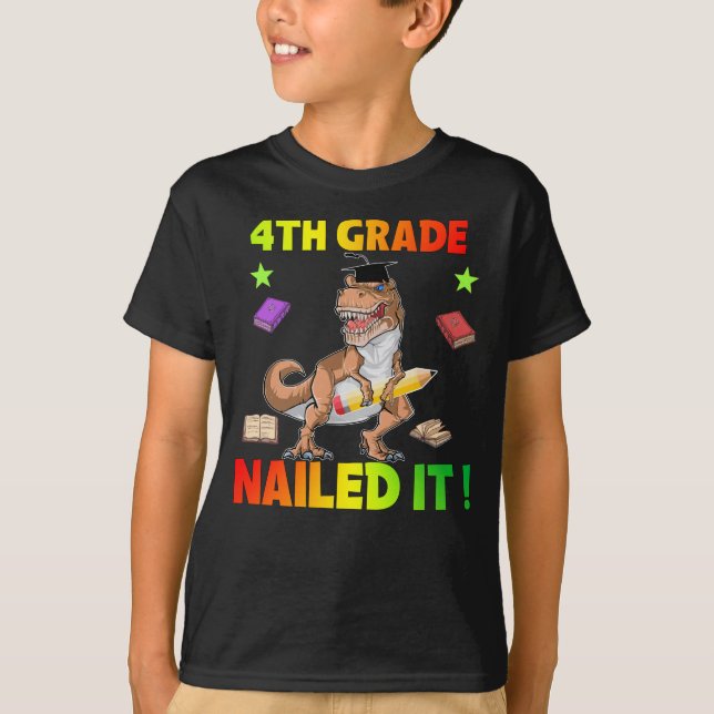 Camiseta Presente no Diploma do Boné de formatura do Dinoss (Frente)