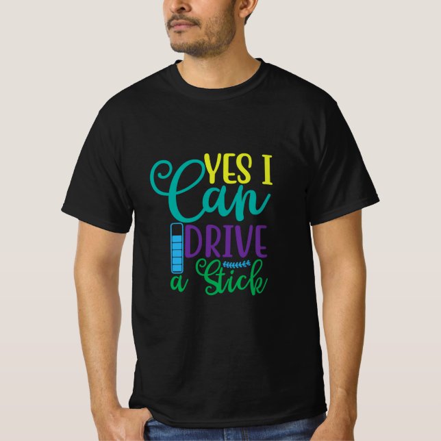Camiseta Presente no Halloween Sim Posso Dirigir Um Pau (Frente)