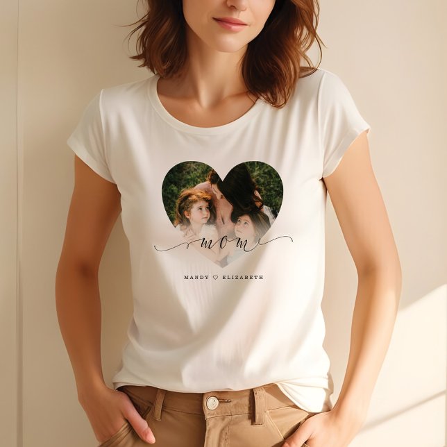 Camiseta Presente para a mãe | Foto de Coração Personalizad (Gift for Mom | Mom Black Script Custom Heart Photo T-Shirt)