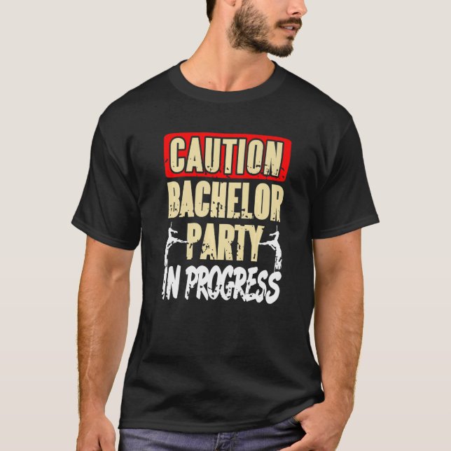 Camiseta Presente Retro Em Andamento Festa de Solteiro Cuid (Frente)