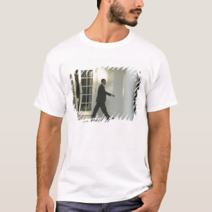 Camiseta Presidente Barack em profunda reflexão enquanto ca