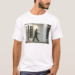 Camiseta Presidente Barack em profunda reflexão enquanto ca